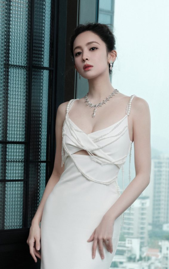 古力娜扎一袭纯白吊带礼服秀事业线和玉背(10/11)