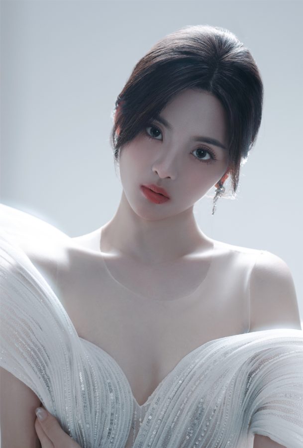 杨超越穿白色人鱼礼服美足踩缠带高跟凉鞋拍摄梦幻写真(2/12)