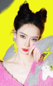 戚薇可爱小猫造型穿格子短裙秀细长美腿录制《火星情报局》