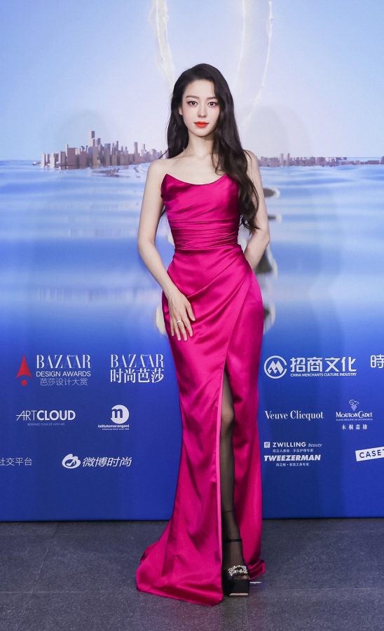 吉娜·爱丽丝开叉礼服黑丝腿出席芭莎时尚盛典（第1张/共1张）