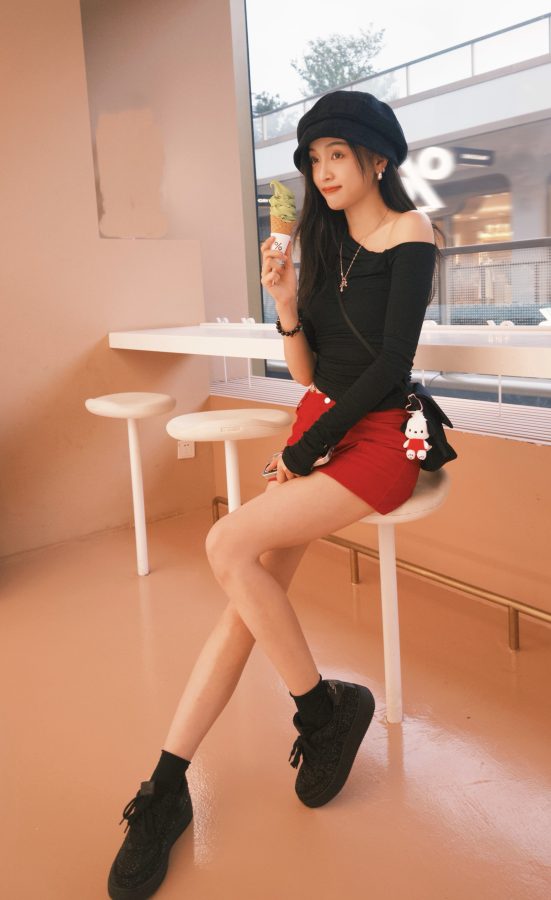 吴宣仪身穿红色小短裙大秀顺滑纤细的少女美腿(3/5)