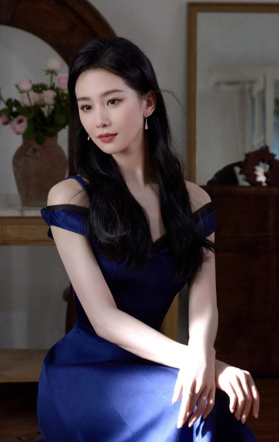 女明星刘诗诗穿低胸吊带蓝裙一张完美脸盯屏(2/4)
