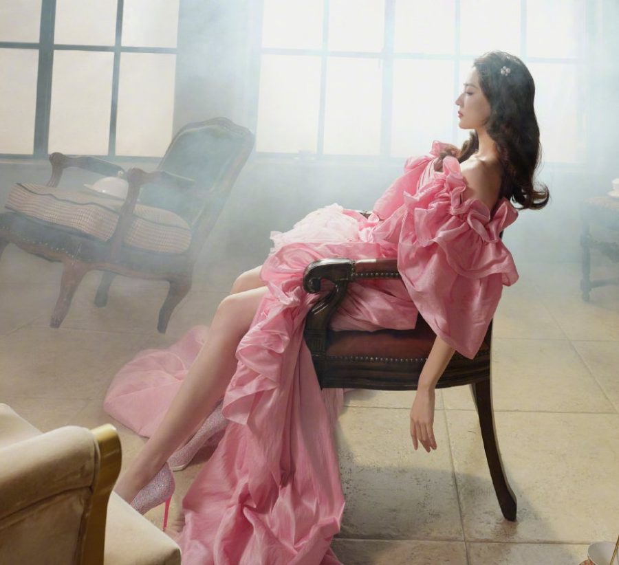 女明星徐璐为《男人装》杂志拍写真秀美腿(4/9)