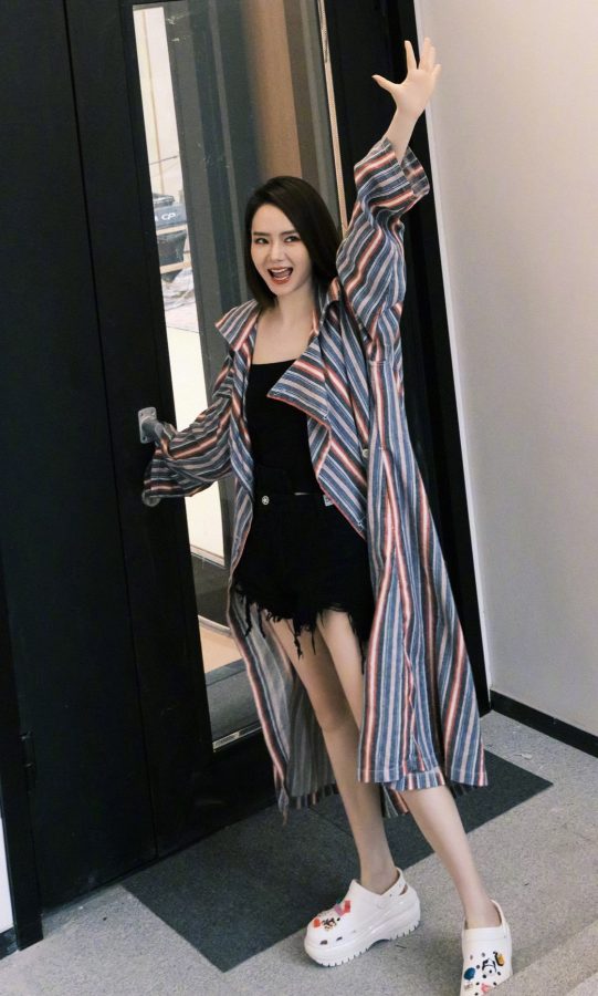 戚薇掀开大衣给你看她美丽的长腿(3/10)