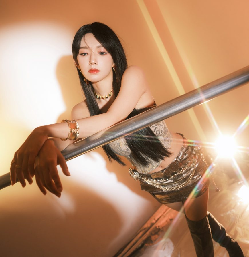 女歌手程潇黑长发超短裙美腿配长靴(4/12)