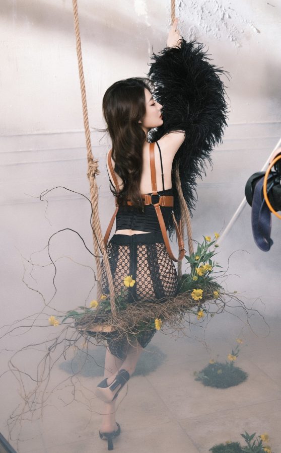 女明星徐璐为《男人装》杂志拍写真秀美腿(7/9)