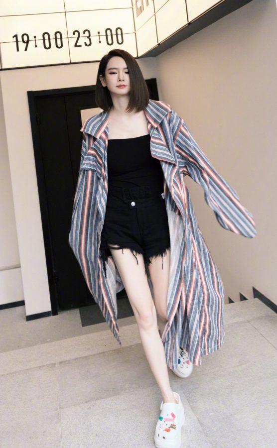 戚薇掀开大衣给你看她美丽的长腿(1/10)