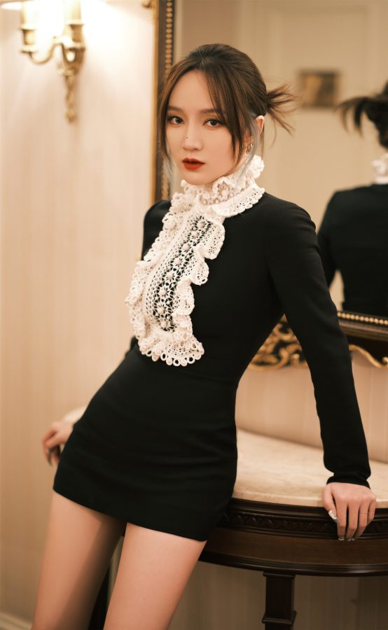 孟佳穿白蕾丝领口短裙秀大腿尽显优雅时尚(2/9)