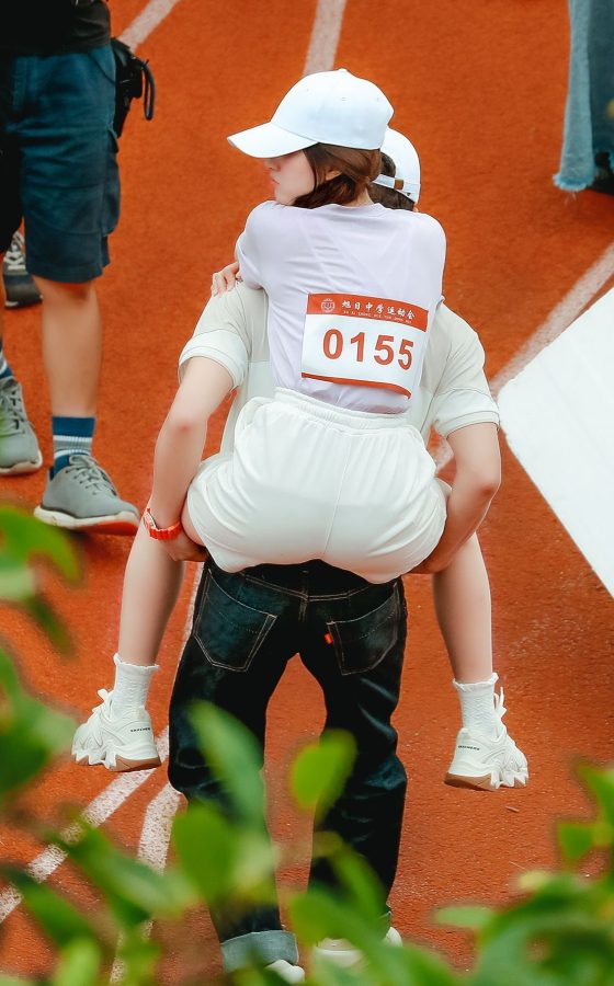 学妹赵露思在运动场上展示细白的少女腿(8/8)