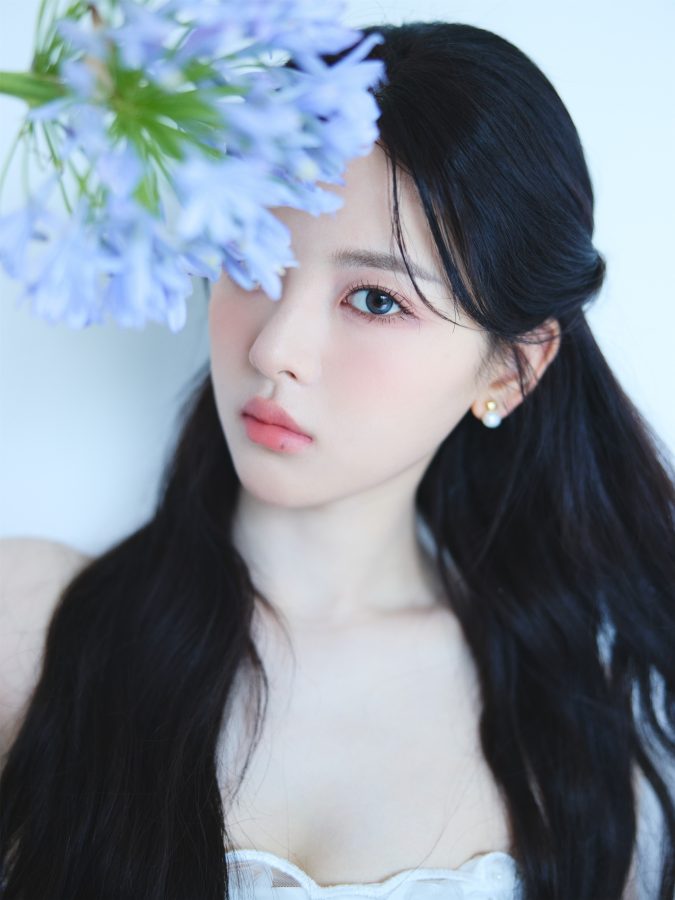 杨超越在鲜花和绿草旁展示她纤细白皙的美腿(3/4)