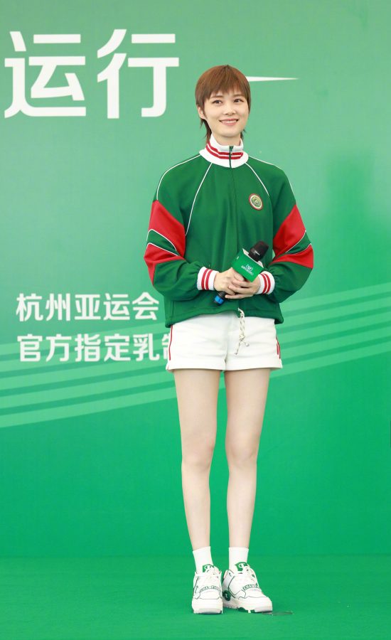 金典有机奶代言人李宇春穿运动衣秀美腿(1/6)