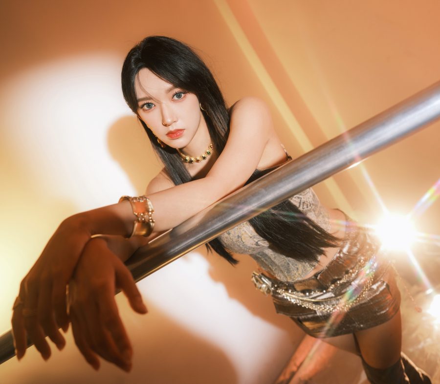 女歌手程潇黑长发超短裙美腿配长靴(3/12)