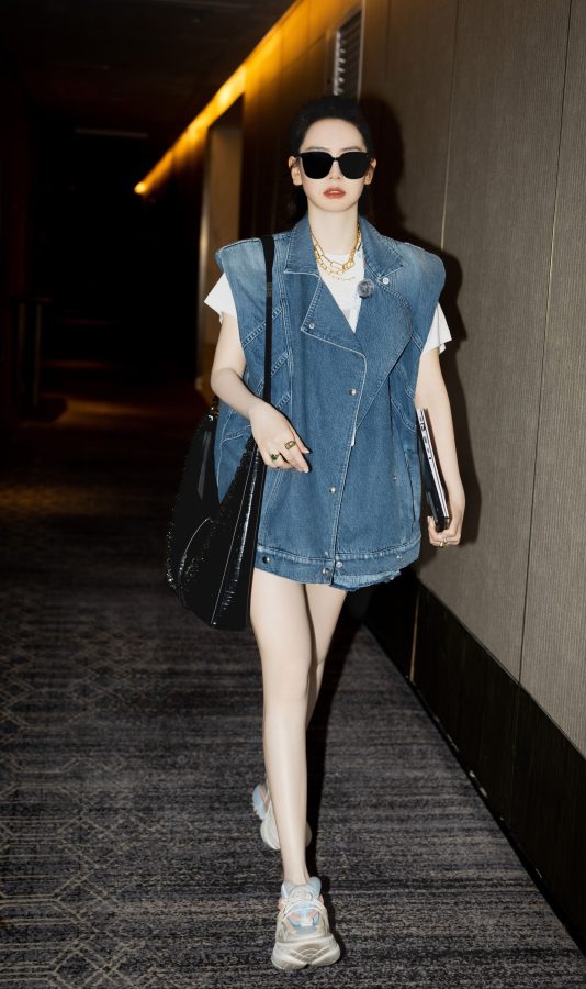 戚薇穿牛仔短裤露白皙长腿录制《女子推理社》(7/13)