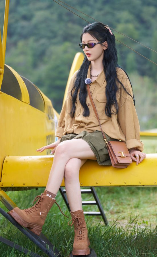 《盲盒旅行局》录制中杨超越短裤美腿(4/13)