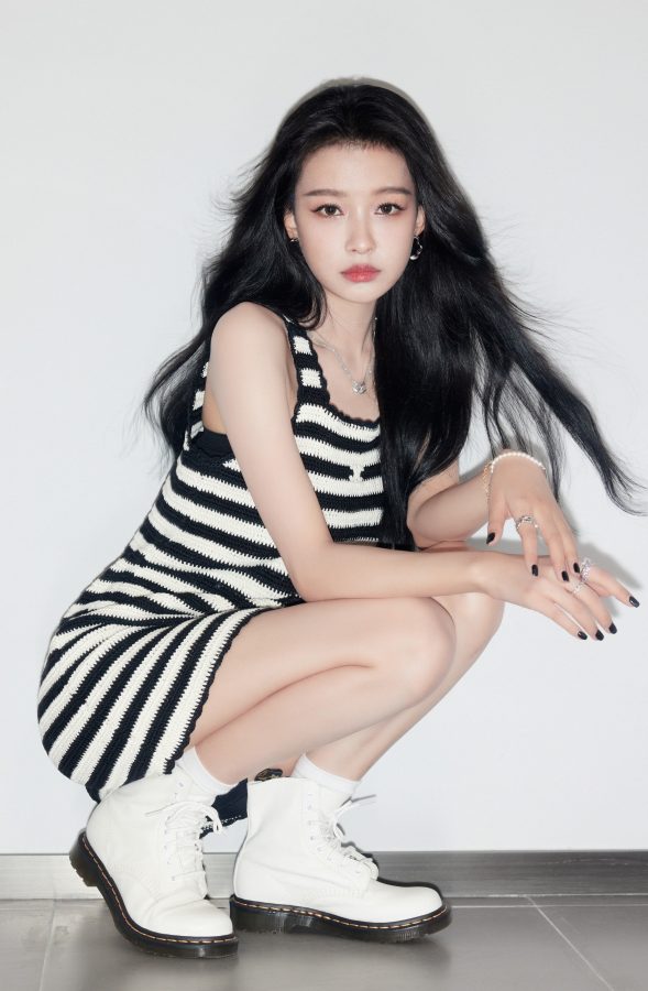 美女明星孙怡穿条纹短裙展示如玉般光滑白皙的细美腿(4/9)