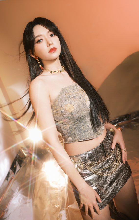 女歌手程潇黑长发超短裙美腿配长靴(10/12)