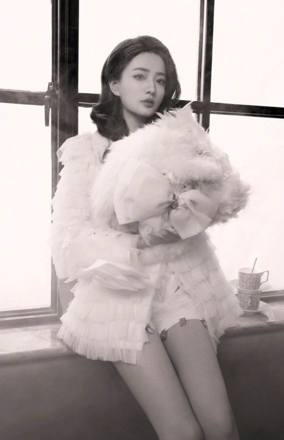 女明星徐璐为《男人装》杂志拍写真秀美腿(3/9)