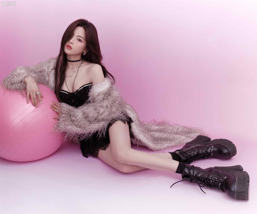杨超越超短裙下光滑白皙的玉腿(5/12)