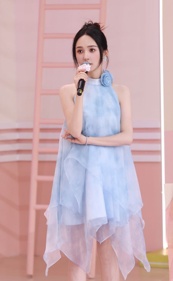 靳梦佳主持《我是大美人》细腿美足如玉(2/2)