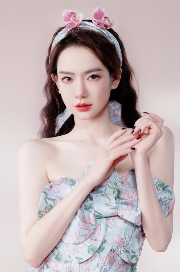 女明星戚薇穿低胸花裙秀纤细美腿，美足踩透明带细跟凉鞋(6/11)