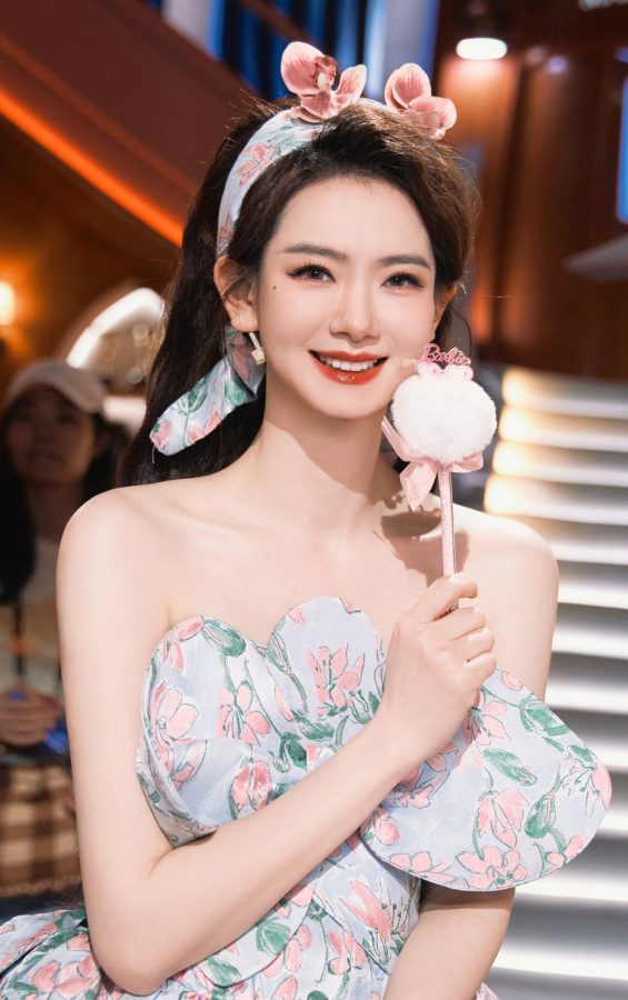 女明星戚薇穿低胸花裙秀纤细美腿，美足踩透明带细跟凉鞋(9/11)