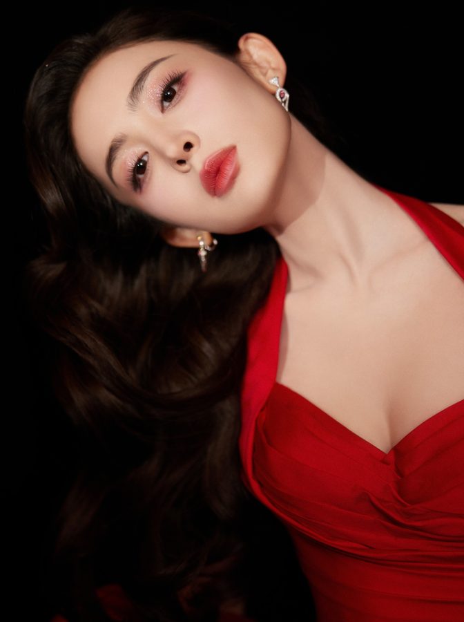 古力娜扎穿一条热烈红裙如一朵异域玫瑰出席搜狐时尚盛典(6/9)