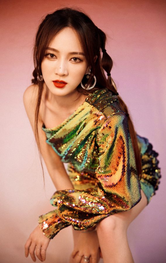 女歌手孟佳穿金色短裙秀细长腿(3/5)