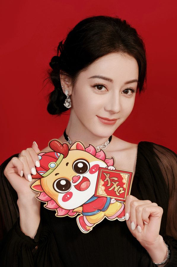 迪丽热巴穿低胸装眼神勾人(8/8)