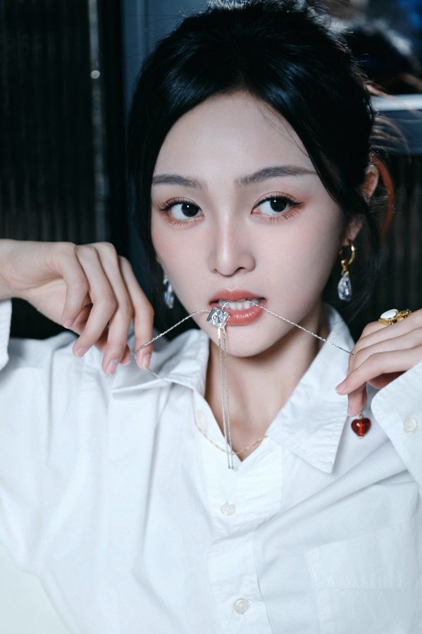 吴宣仪短裤长靴美腿交叉坐姿(9/11)