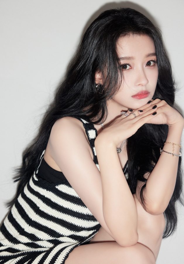 美女明星孙怡穿条纹短裙展示如玉般光滑白皙的细美腿(8/9)
