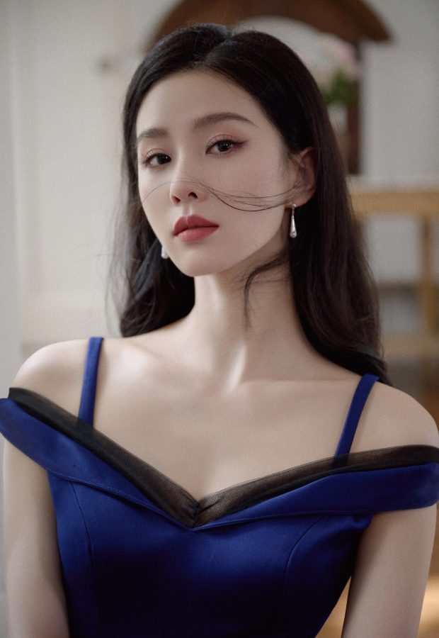 女明星刘诗诗穿低胸吊带蓝裙一张完美脸盯屏(1/4)