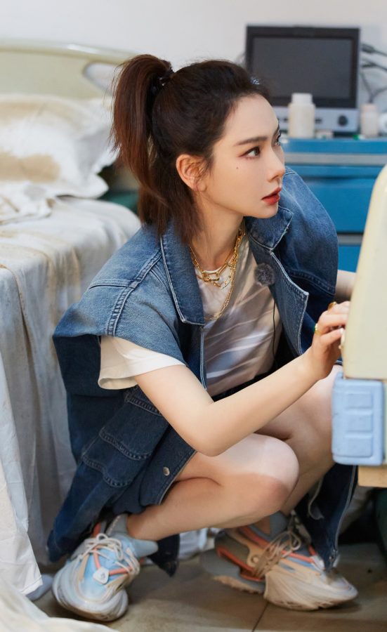 戚薇穿牛仔短裤露白皙长腿录制《女子推理社》(3/13)