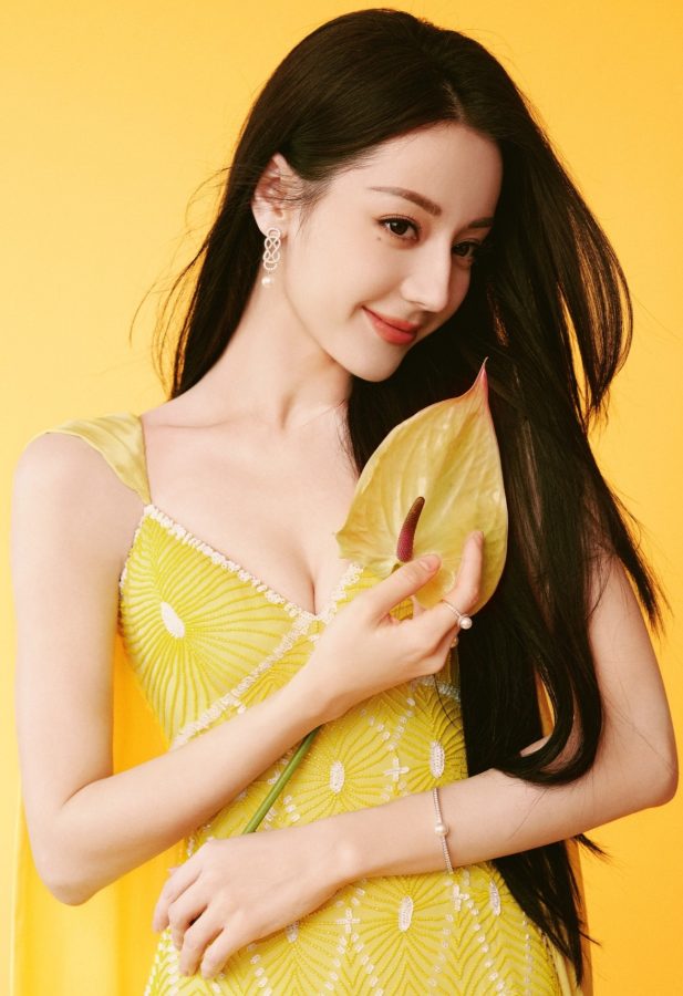 迪丽热巴身穿典雅黄裙出席品牌代言活动大秀深沟(6/11)