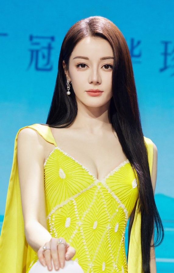 迪丽热巴身穿典雅黄裙出席品牌代言活动大秀深沟(11/11)