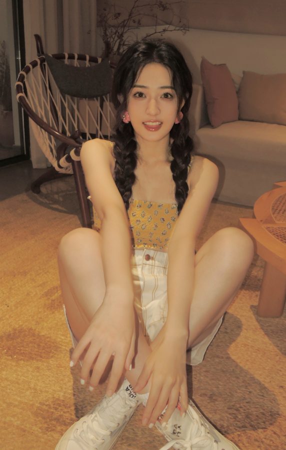徐璐两条粗长的黑辫子尽显纯美(1/5)