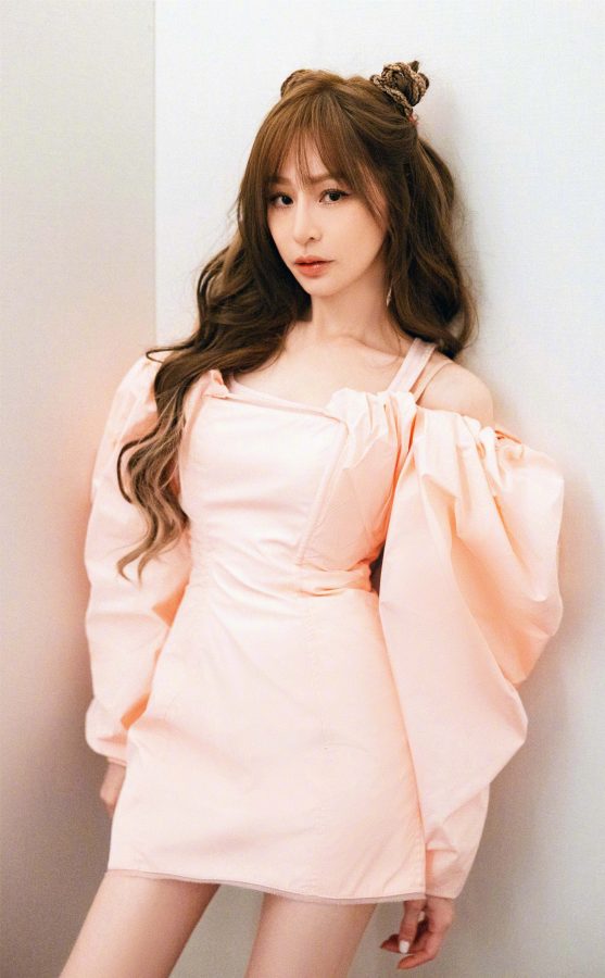 王心凌天生甜美穿一条公主粉裙美腿细长(3/5)