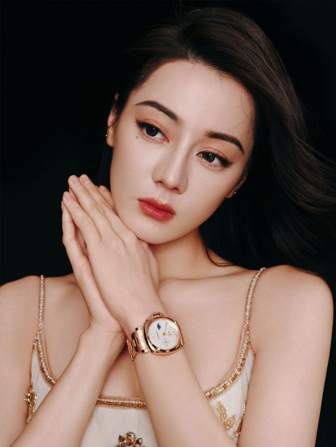 女明星迪丽热巴代言名表穿低胸吊带晚礼服展露事业线(8/9)
