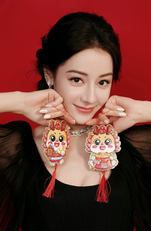 迪丽热巴穿低胸装眼神勾人(7/8)