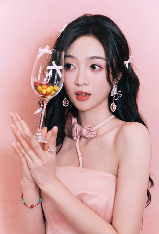 甜粉美少女吴宣仪短裙下纤细笔直的美腿(10/10)