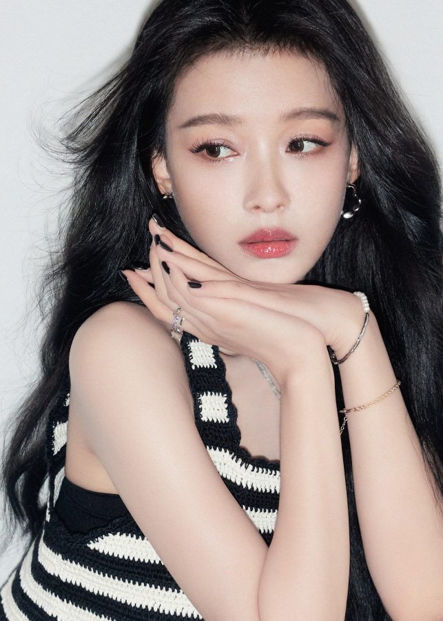美女明星孙怡穿条纹短裙展示如玉般光滑白皙的细美腿(9/9)
