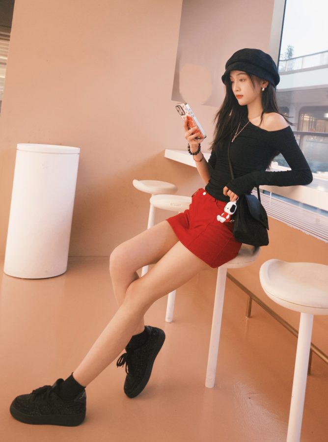 吴宣仪身穿红色小短裙大秀顺滑纤细的少女美腿(4/5)