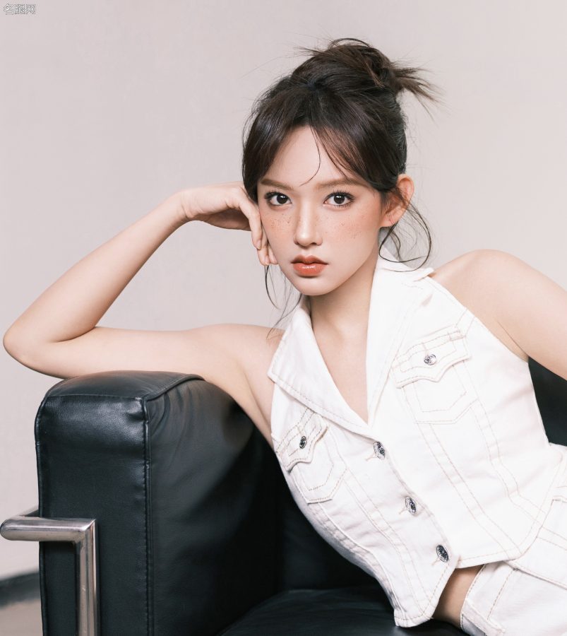 程潇雀斑妆显少女感坐在沙发里展现两条光滑长腿(2/3)