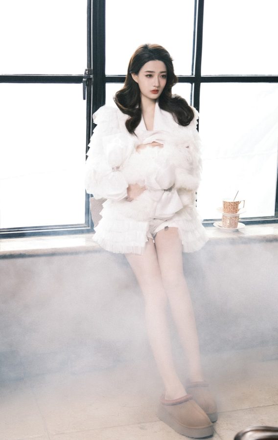女明星徐璐为《男人装》杂志拍写真秀美腿(1/9)
