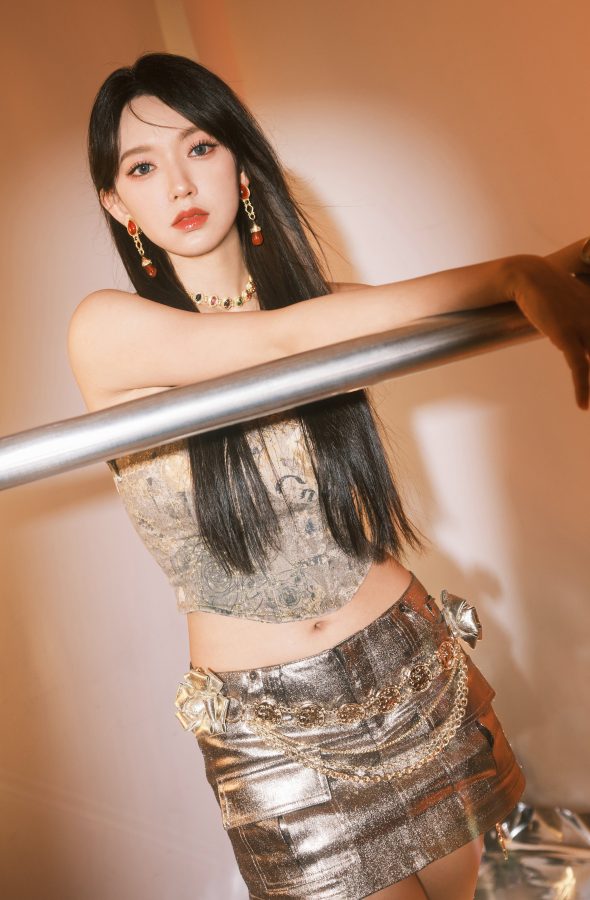女歌手程潇黑长发超短裙美腿配长靴(8/12)