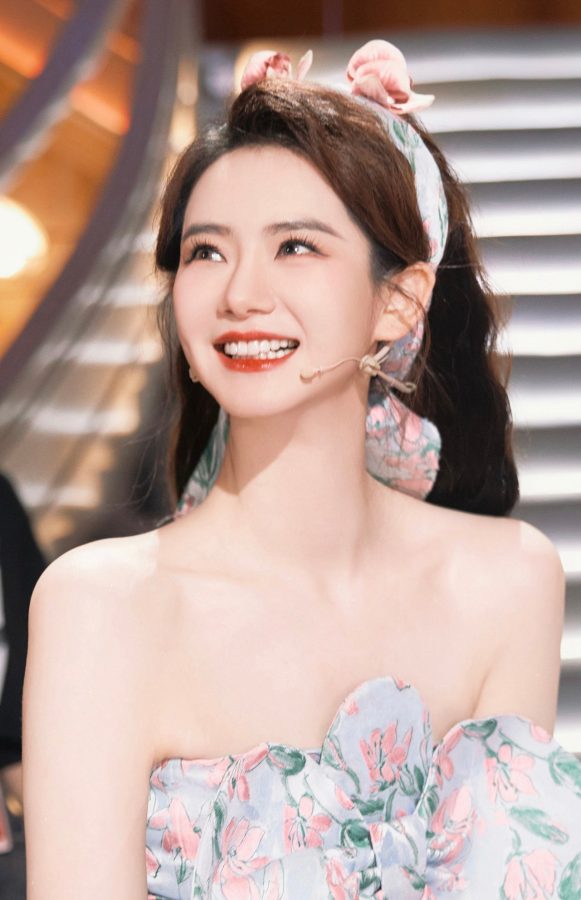 女明星戚薇穿低胸花裙秀纤细美腿，美足踩透明带细跟凉鞋(10/11)