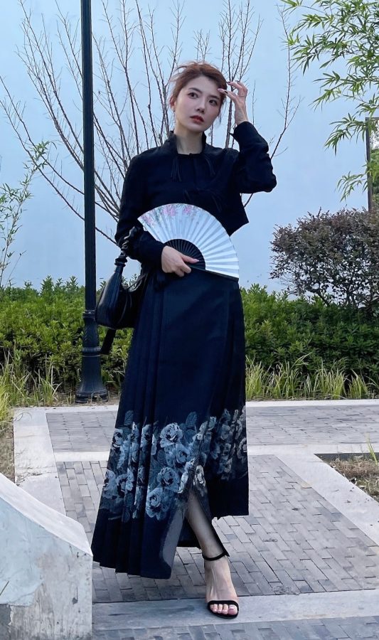 初晓敏玉足穿一字带凉高跟测评比亚迪秦(2/5)