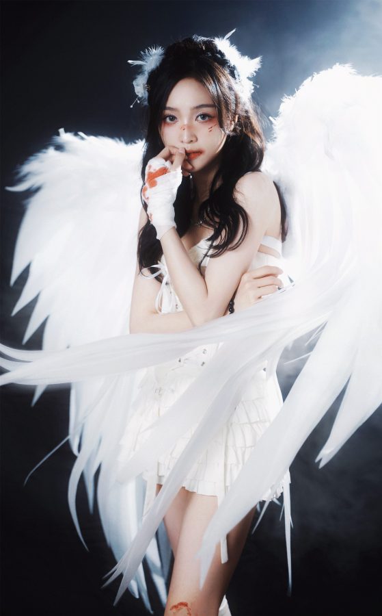 吴宣仪演绎战损版天使美腿受伤(2/8)