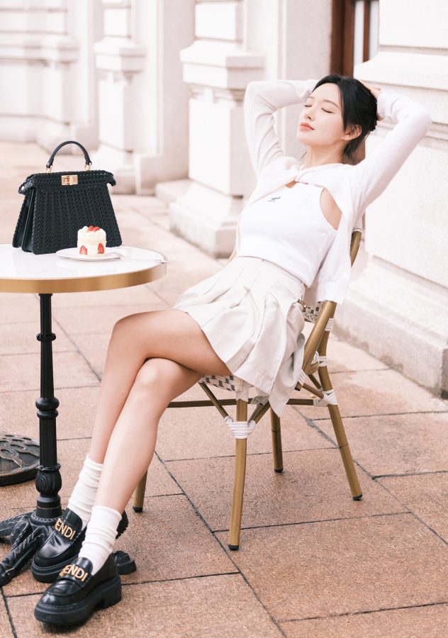 程潇和妹妹程晨合拍宣传照秀美腿(9/10)