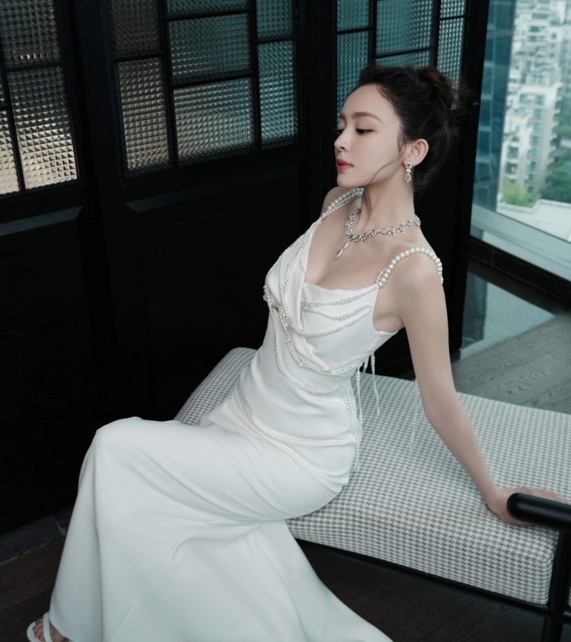 古力娜扎一袭纯白吊带礼服秀事业线和玉背(8/11)