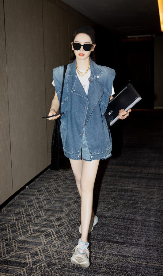 戚薇穿牛仔短裤露白皙长腿录制《女子推理社》(12/13)